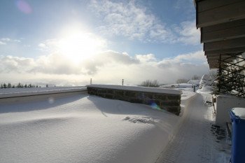 Blick über die Terrasse im Winterkleid