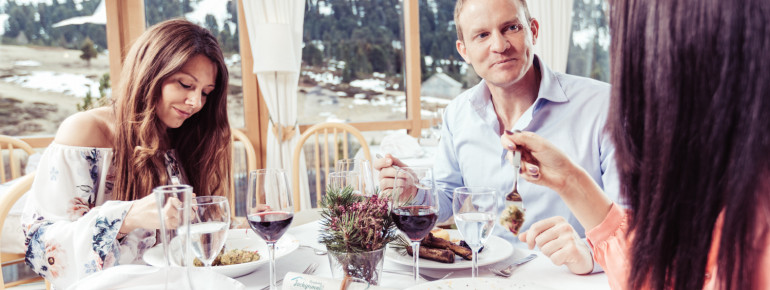 Gemütliches Beisammensein beim Abendessen