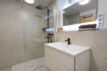 Modernes Bad mit begehbarer Dusche