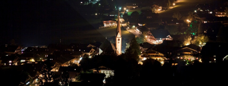 Ausblick auf das Dorf Alpbach vom Bergwald aus