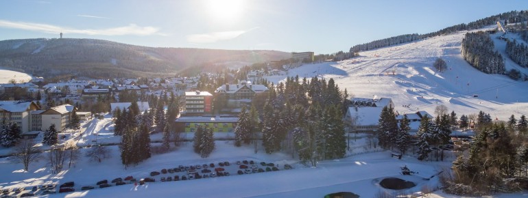 Ausblick auf Oberwiesenthal, den Fichtelberg und den Speichersee