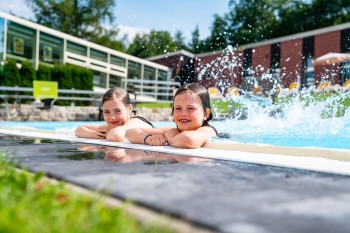 Abkühlung im saisonalen Außen-Pool