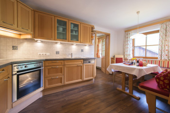 Ferienwohnung Bergblick - gut ausgestattete Küche mit gemütlicher Sitzecke