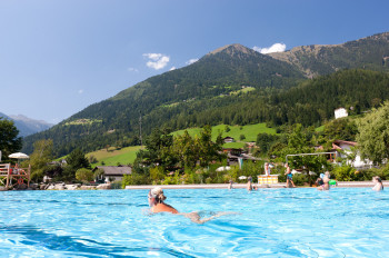Freischwimmbad beim Martinerhof's Brauhotel