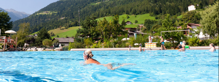 Freischwimmbad beim Martinerhof's Brauhotel