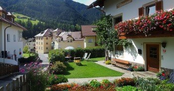 Garten mit Panoramablick Cesa Rabanser Apartments in St.Ulrich - Gröden im Herzen der Dolomiten
