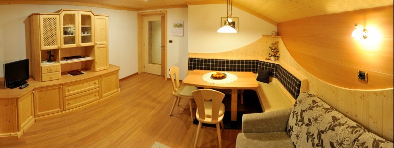 Wohnzimmer in der Cesa Rabanser - Apartment NADIA in St.Ulrich-Gröden Dolomiten Italien