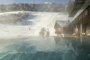 Vom Infintiy-Pool hast du einen direkten Blick auf die Piste.