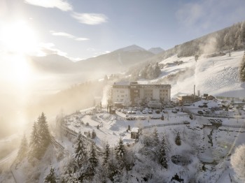 Das Hotel thront in Alleinlage über Bad Hofgastein.