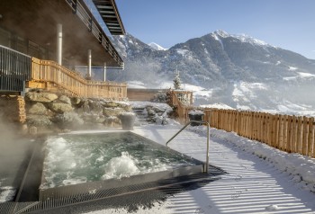 Whirlpool mit Blick auf die Berge.