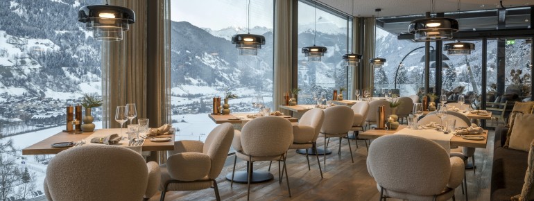 Große Fensterfronten sorgen im Restaurant für einen beeindruckenden Panoramablick ins Tal.