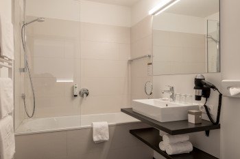 Badezimmer: Doppelzimmer M und Suite M die berge lifestyle hotel Sölden