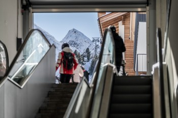 Mit der Rolltreppe aus dem Skikeller zur Piste