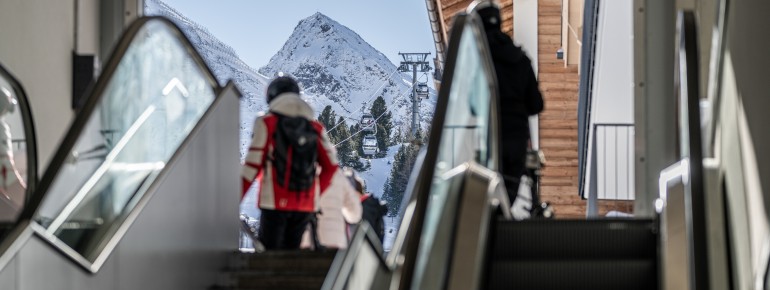 Mit der Rolltreppe aus dem Skikeller zur Piste