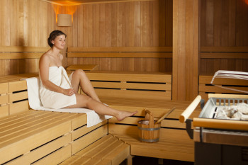 In der finnischen Sauna entspannst Du nach einem anstrengenden Tag in den Bergen