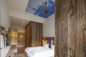 Stylisches Doppelzimmer mit Panoramafenster
