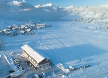 Das Fairhotel liegt direkt an den Langlaufloipen von Hochfilzen.