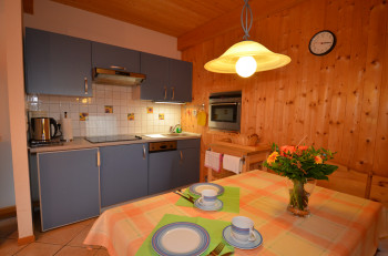Küchenzeile mit Essplatz für 5 Personen