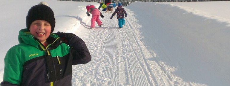 Kinder auf der Rodelbahn