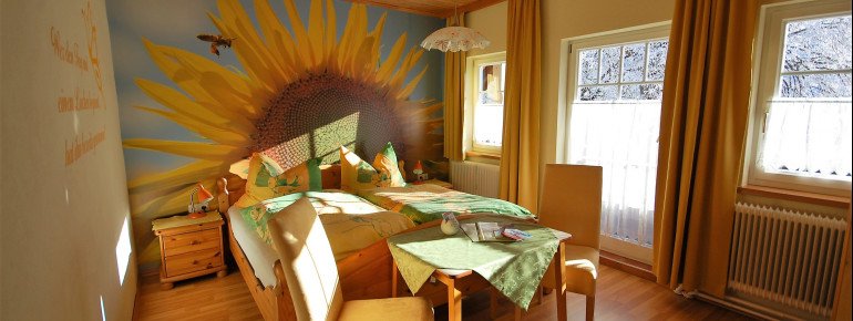 Das sonnige Sonnenblumenzimmer mit Balkon und Waschbecken