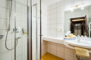 moderne Badezimmer Ausstattung mit Föhn, automatische Wasserhähne, Duschgel, Handtuchtrockner
