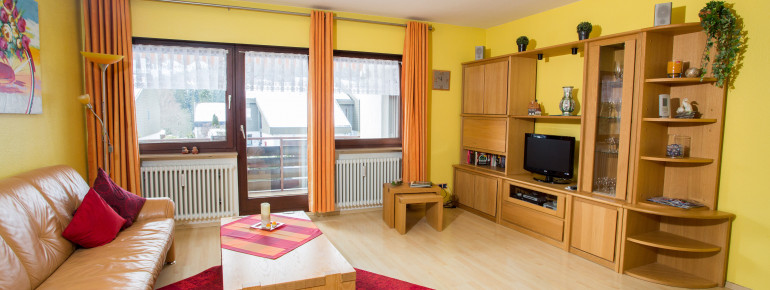 Wohnzimmer mit großem Südbalkon