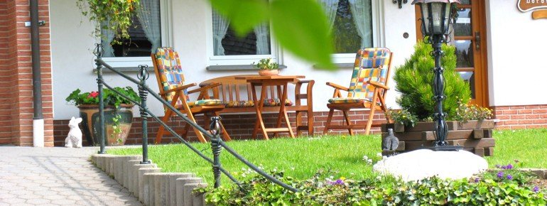 überdachter Freisitz mit Holzgartenmöbeln Haus Dorothee