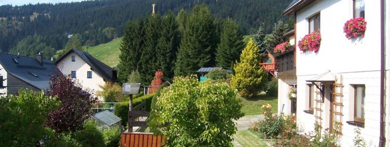 Im Sommer genießt man den Blick auf den Fichtelberg und die zahlreichen Freizeitmöglichkeiten