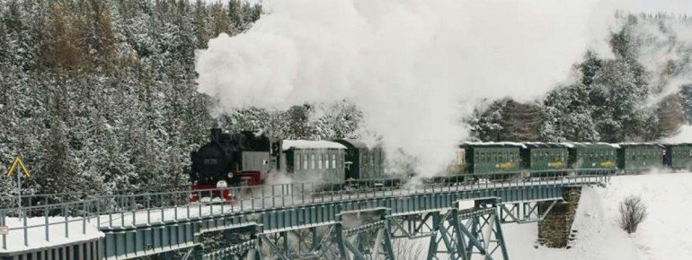 Die Schmalspurbahn ist ob Sommer oder Winter ein beliebtes, historisches Fortbewegungsmittel