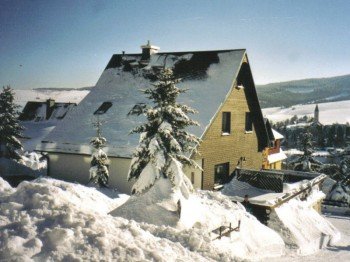 Das Haus der Ferienwohnung Heym im Winter