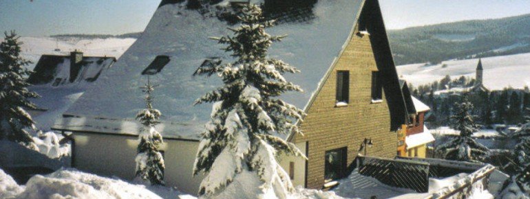 Das Haus der Ferienwohnung Heym im Winter