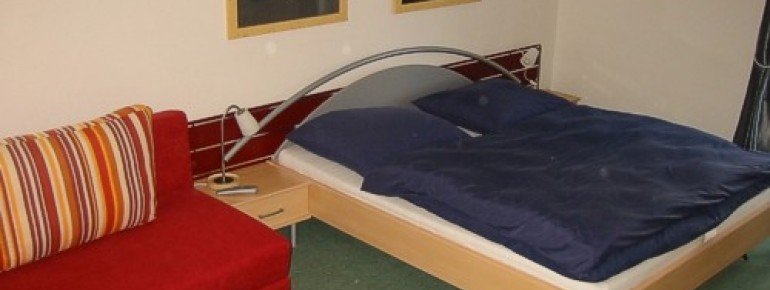 Erstes Schlafzimmer