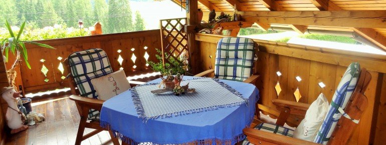 Große, überdachte Terrasse mit Sitz-und Liegemöbel