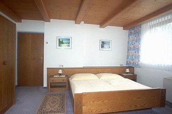 Zimmer mit Doppelbett und Zusatzbett