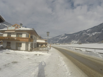 In der Wintersaison hält der gratis Skibus direkt vor der Haustüre!