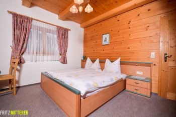 Schlafzimmer mit viel Holz