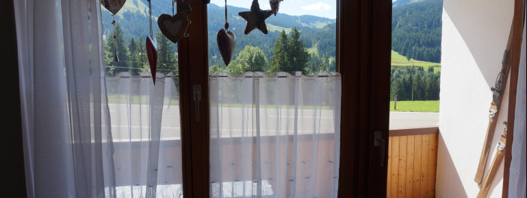 Balkon mit Ausblick auf die Berge