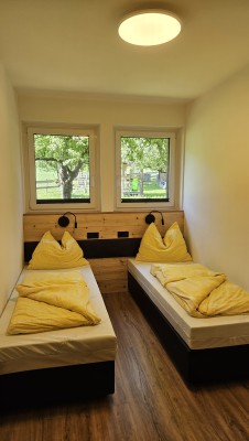 Schlafzimmer mit Zirbenholztäfelung