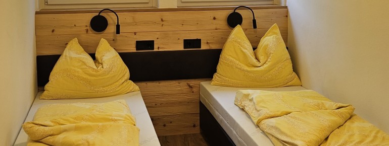 Schlafzimmer mit Zirbenholztäfelung