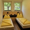 Schlafzimmer mit Zirbenholztäfelung