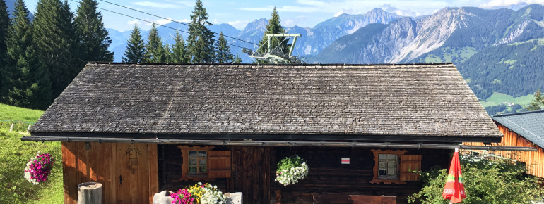 schöner Tisch mit Blick ins Tal