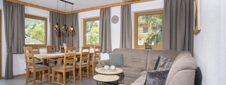 Wohnraum mit Essecke und Küchenzeile sowie Sitzgarnitur - herrlicher Balkon mit traumhaftem Ausblick