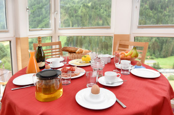 Ferienwohnen Mattle in Kappl Tirol bei Ischgl-Paznaun, Frühstück im Wintergartenerker