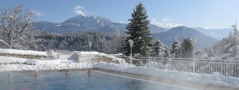 Schwimmbad im Winter mit 32°