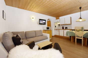Apart Zimalis in Galtür Tirol bei Ischgl-Paznaun, Wohnraum mit gemütlicher Couch