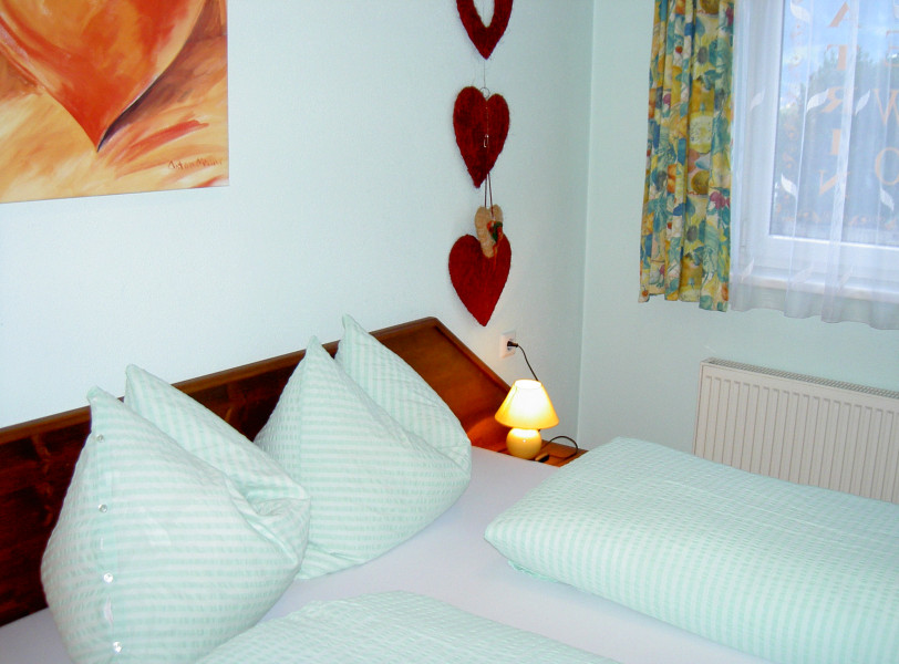 gemütliches Schlafzimmer,Bett mit offenen Fußenden, Maße 180x200cm