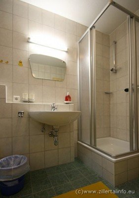 Badezimmer mit Dusche, Wachbecken, Toilette,mit Fenster und Lüfter,Fön, Hand/Duschtücher inkl.
