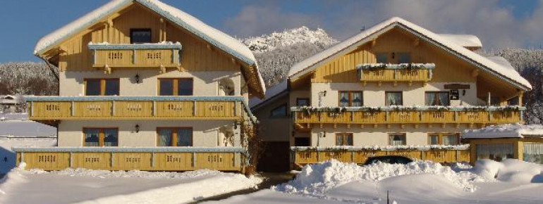 Gästehaus Hutterer "auf der Wies" und "Haus Karola" im Schnee