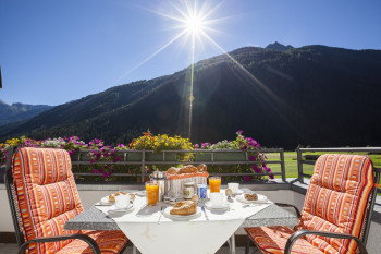 Balkon mit Ausblick auf die Stubaier Berge im Gästehaus Kartnaller