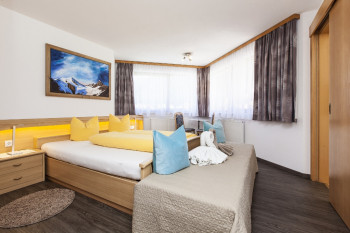 das große Schlafzimmer in unserer FeWo 3